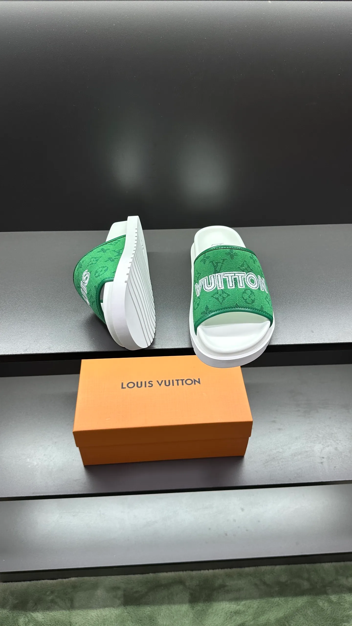 [L Home] P: 300💰Size: 38-45 Top purchasing lv men's summer slippers, classic presbyopia with soft real leather lining, unique color splicing effect, distinctive personality, fashionable and trendy essential style, light and comfortable. Lightweight and tough rubber insole, micro ridged foam outsole, super comfortable!